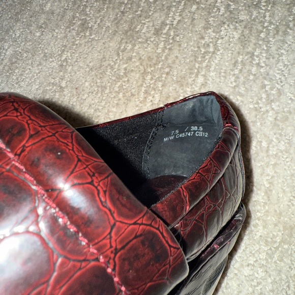 b.o.c Born Burgundy Faux Leather Croc Reptile Closed Back Clogs Size 7.5 Slip On - Picture 10 of 10